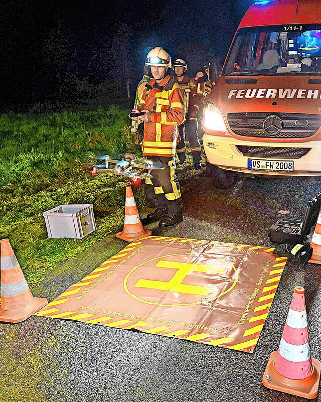 Drohneneinsatz an der Unfallstelle. Gesucht wird nach Verletzten und Rindern. Nach getaner Arbeit landet die Drohne wieder.