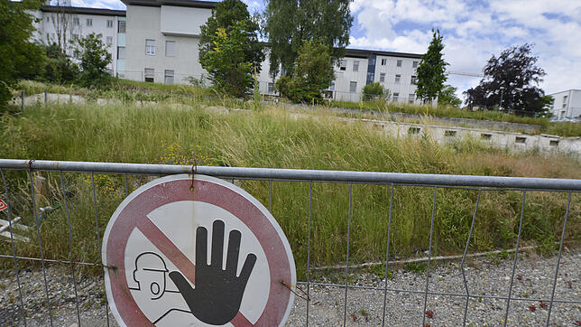 Auf dem Gelände des ehemaligen Schwesternwohnheims (im Hintergrund das Krankenhaus Radolfzell) soll das neue Pflegeheim des Sptialfonds ...