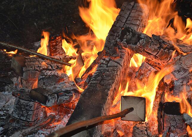 Ein paar Minuten werden die Scheiben ins Feuer gehalten bis sie glühen. Bild: Stiegele Chatzen