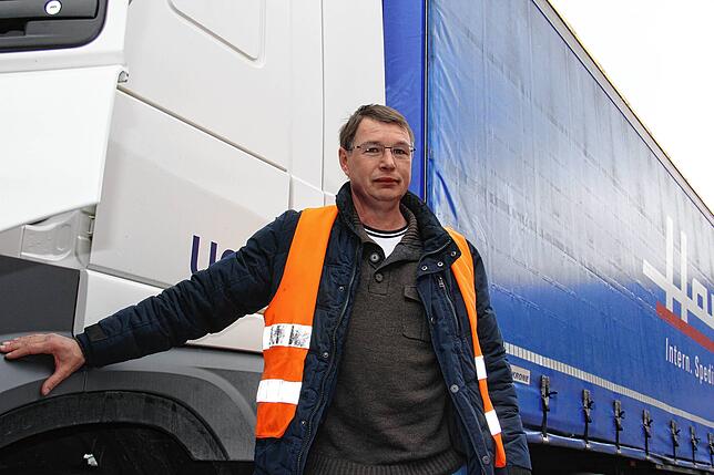 Der Lastwagenfahrer Wolfgang Lipperson kommt aus Aachen. Am Grenzübergang bei Bietingen (Landkreis Konstanz) muss er erst einmal warten.