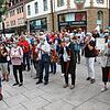 Rund 300 Bürgerinnen und Bürger sind bei der Kundgebung dabei, um sich solidarisch mit den Mitarbeitern zu zeigen.