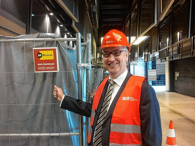 Bei einem Besuch zeigte Zeppelin-Chef Peter Gerstmann dem Häfler Gemeinderat 2012 die Zäune am BER. Sie stehen noch immer da.