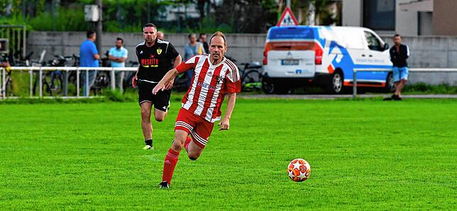 Bild 13: Zwölf Tore fallen beim Derby der Legenden in Rheinfelden &ndash; und wir haben die Bilder!