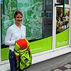 Mit diesem Begleiter macht die Tour noch mehr Spaß: Nadine Wehrle, Leiterin des Tourismusamtes, präsentiert einen der bei Wanderern ...