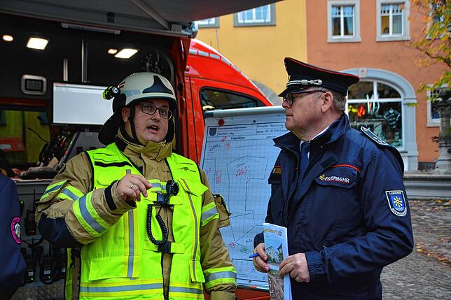 Lars-Erik Meyer (links), Einsatzleiter und stellvertretender Feuerwehrkommandant und Dagobert Heß, stellvertretender Kreisbrandmeister, ...