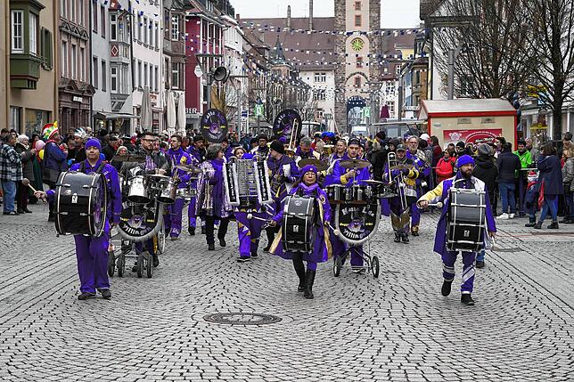 Bild 2: 150 Jahre Katzenmusik: Narren feiern das Aufstellen des Narrenbaums und den Katerempfang
