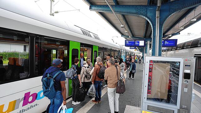 Bislang verkehrt dieser Zug nur zwischen Konstanz und St. Gallen beziehungsweise Herisau. Ab 2027 soll der Hochrhein-Bodensee-Express ...
