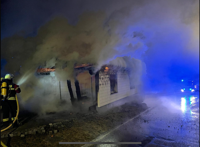Bild 12: Wohnhaus an der Hauptstraße steht in Flammen
