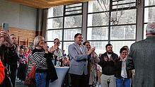 Der Moment, als das Ergebnis feststeht: Die Freude ist groß bei Stefan Niefenthaler und seinen Anhängern. Foto: Alexandra Günzschel