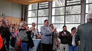 Der Moment, als das Ergebnis feststeht: Die Freude ist groß bei Stefan Niefenthaler und seinen Anhängern. Foto: Alexandra Günzschel
