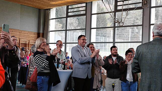 Der Moment, als das Ergebnis feststeht: Die Freude ist groß bei Stefan Niefenthaler und seinen Anhängern. Foto: Alexandra Günzschel