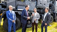 Das Foto zeigt von rechts Verteidigungsminister Pål Jonson, Ministerpräsident Ulf Kristersson, Diehl Defence CEO Helmut Rauch. Foto: ...