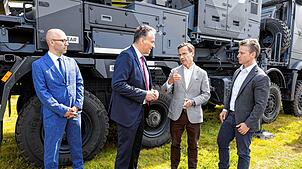 Das Foto zeigt von rechts Verteidigungsminister Pål Jonson, Ministerpräsident Ulf Kristersson, Diehl Defence CEO Helmut Rauch. Foto: ...