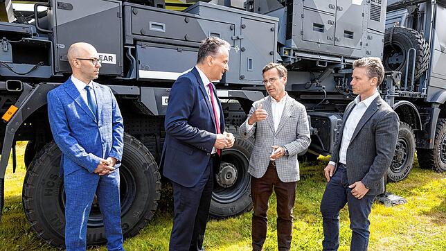 Das Foto zeigt von rechts Verteidigungsminister Pål Jonson, Ministerpräsident Ulf Kristersson, Diehl Defence CEO Helmut Rauch. Foto: ...