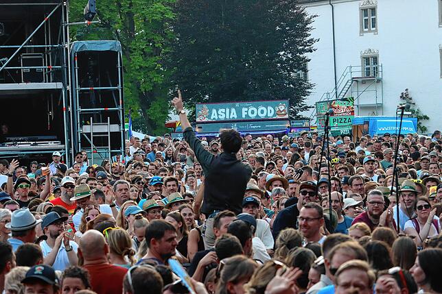 Bild 4: Bilder der großen Party mit den Fäaschtbänklern im Salemer Schlosspark