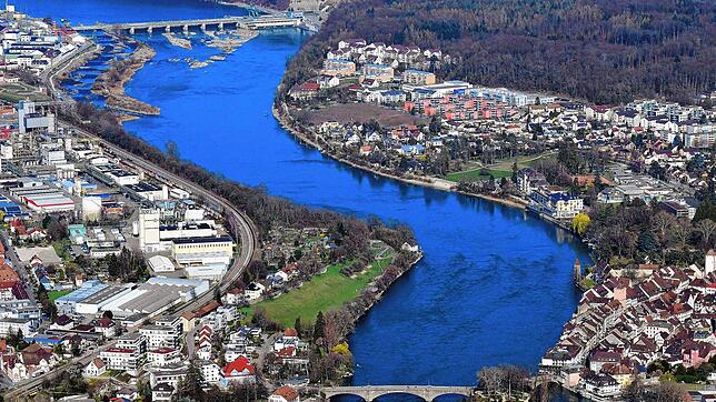 Ein Blick auf Rheinfelden von oben. Zu sehen ist der Rheinverlauf entlang der Stadt.