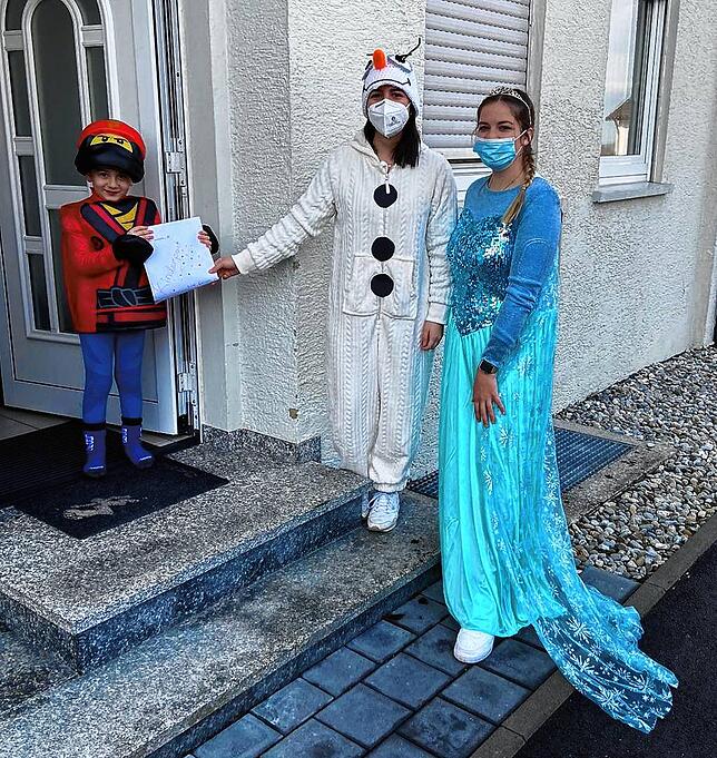 Als besonderes Highlight haben sich „Elsa & Olaf“ auf den Weg gemacht um die Fasching-to-go Briefe zu verteilen.