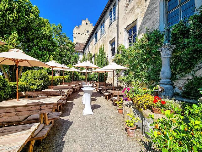 Im Burggarten ist Platz für den Sektempfang nach der Trauung.