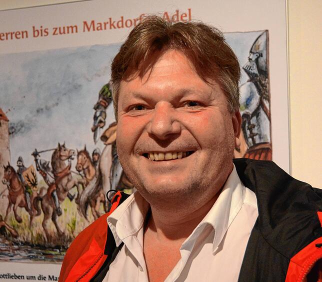 Als Besucher der Ausstellung zum Markdorfer Stadtjubiläum erläuterte Piekniewski im Juni 2017 in der Stadtgalerie historische Begriffe.