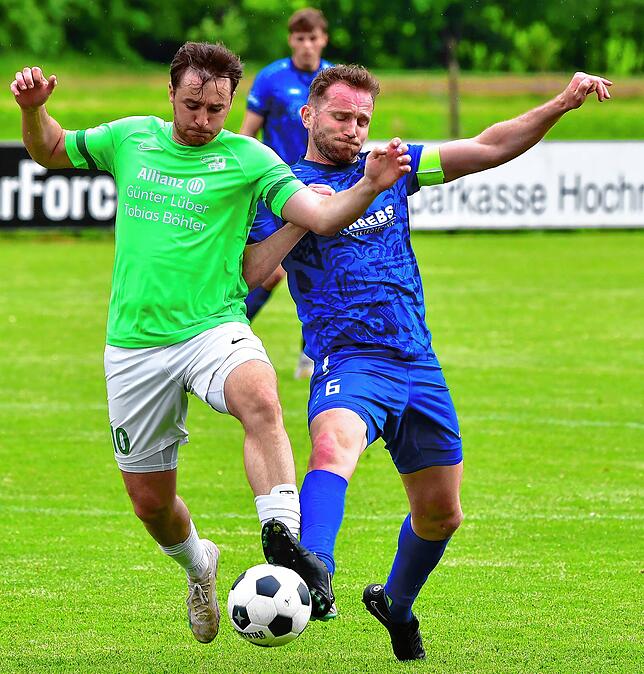 Kampfgeist: Stefan Hilpüsch (rechts gegen Jannik Kaiser von der SG Mettingen/Krenkingen) geht beim TuS Efringen-Kirchen als Spieler und ...