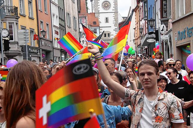 Bild 13: Der Überlinger CSD in Bildern, und dazwischen eine kleine Gruppe AfD