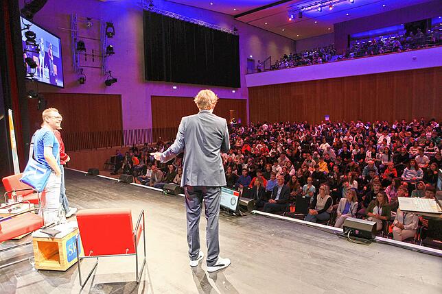 Bild 2: Volles Haus bei „Klasse!“-Veranstaltung in Singen: 850 Schüler lernen Umgang mit Fake News