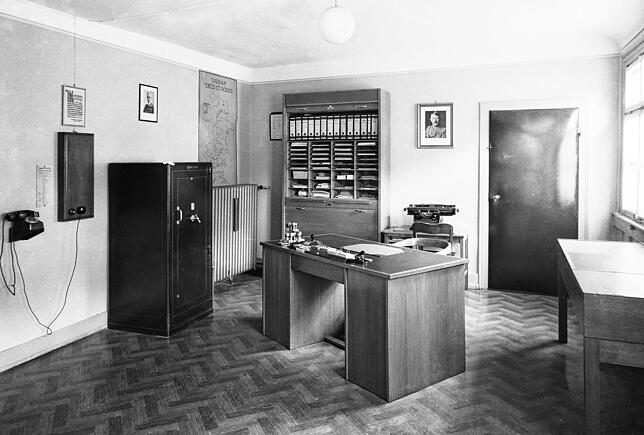 Ein weiterer Büroraum mit Tresor im alten Kaufhaus, das Nazi-Funktionären diente. Zwischen Tür und Aktenschrank ein Porträt des ...