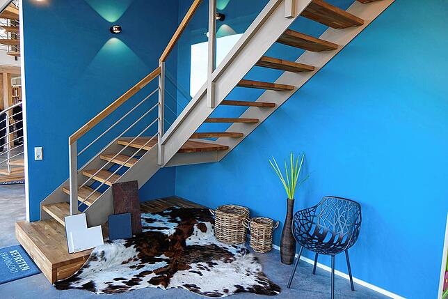 Der Trend geht zu filigranen Treppen, erklärt Frank Henkel von der Fa. Alber Treppen. | Bild: Heinrich Sturm