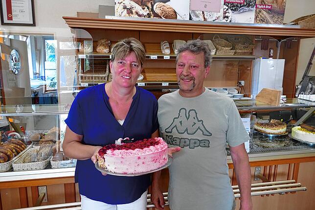 In der hauseigenen Bäckerei entsteht alles in Handarbeit. Anita und Klaus Sohm vom Cafe an der Donau haben vor 20 Jahren ihren Traum ...
