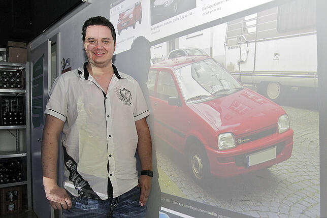 Lukas Timmermann (23) ist Mitglied im Verein VSpace.one. In sein altes Auto hat er einen Linux-Rechner eingebaut.