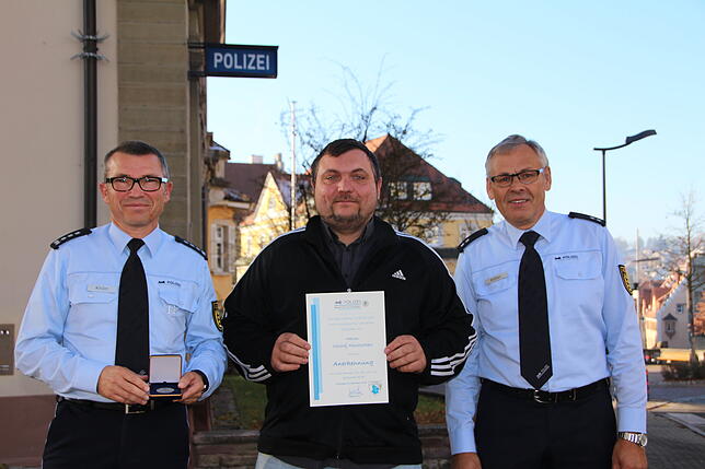 Ein Musterbeispiel an Zivilcourage: Revierleiter Thomas Knörr dankt Nikolaj Hinitschew für seine Hilfe bei der Ergreifung von ...