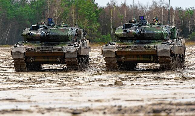 Kampfpanzer der Bundeswehr vom Typ Leopard 2 A7V fahren über den Truppenübungsplatz.
