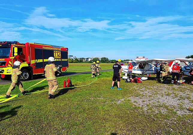 So sieht das Übungsszenario auf dem Konstanzer Verkehrslandeplatz aus: Feuerwehr, Rettungsdienst und Flugleiter kümmern sich um ...