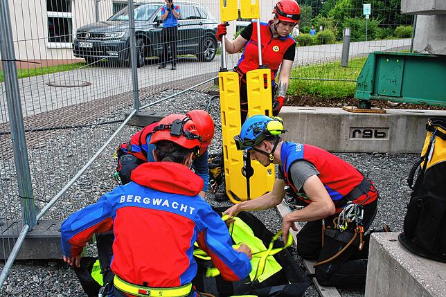 Der Luftrettersack wird vorbereitet.abö