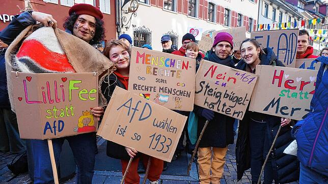 Sie wollen gegen Hass und Hetze und für die Demokratie ein Zeichen setzen: Mit Schildern bringen Teilnehmer der Kundgebung in Waldshut ...
