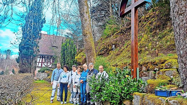 Helferinnen und Helfer vor dem renovierten, wiedererrichteten Kreuz der Redemptoristen-Patres. Stiftungsrätin Christine Nagel bedankt ...