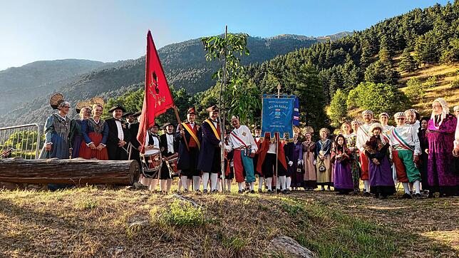 Zum Dank und als Zeichen der Freundschaft pflanzen die Überlinger mit den italienischen Freunden einen Walnussbaum in Fenestrelle. Foto: ...