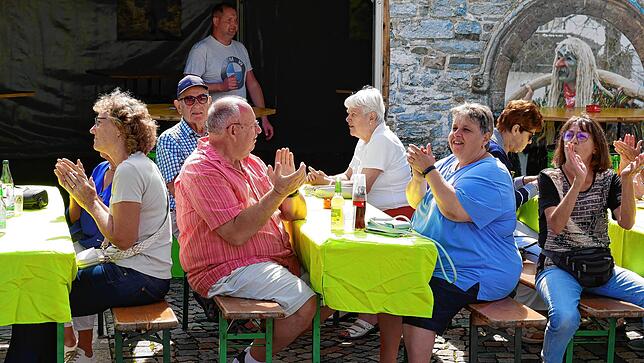 Bild 11: Strahlendes Altweiberwetter beim Albbrucker Dorffest: Tolle Stimmung und buntes Programm