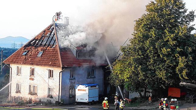 Löschangriff von allen Seiten, um den Brand im Wohnhaus einzudämmen.