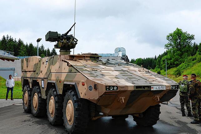 Ein Radpanzer vom Typ Boxer wird bei der Einweihung der neuen Schießanlage des Jägerbataillons 292 im Sommer 2021 präsentiert.