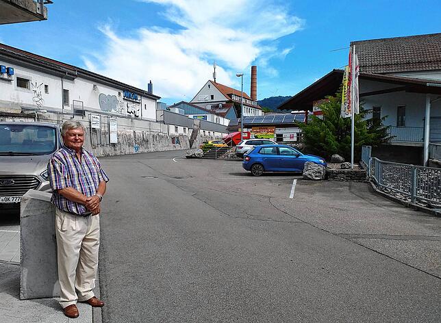 30 Jahre später: Werner Kramer, der letzte Produktionsleiter der „Wehra“. Der Gewerbekanal ist trockengelegt und das ...