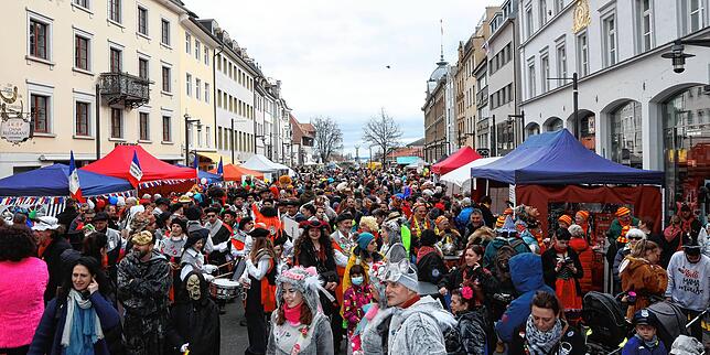 Gut besucht: Der Narrenmarkt lockte viele Besucher am Samstagmittag, 18. Februar, auf die Marktstätte.