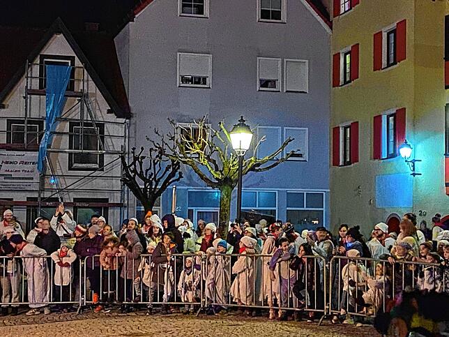 Bild 14: Weiße Narren ziehen durch Stockach: Die schönsten Bilder vom Hemedglonkerumzug und der Verbrennung