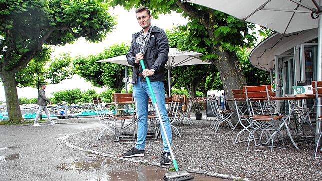 Die Wetterkapriolen machen Gastronomen mit Freiluftwirtschaften zu schaffen. Moritz Bauermeister muss dieses Jahr ständig mit einem ...