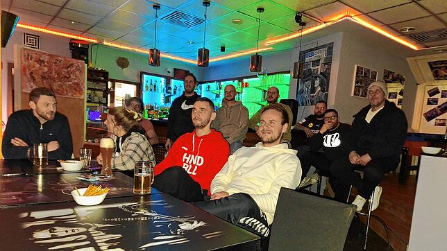 Gespannt verfolgen am Mittwochabend die Pfullendorfer Handballer im Stadtcafé das Viertelfinalspiel zwischen Deutschland und Portugal.