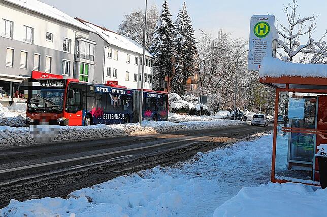 Die meisten Buslinien verkehren in Konstanz wieder nach Fahrplan, einige fallen aber nach wie vor aus. Blick auf die Haltestelle ...