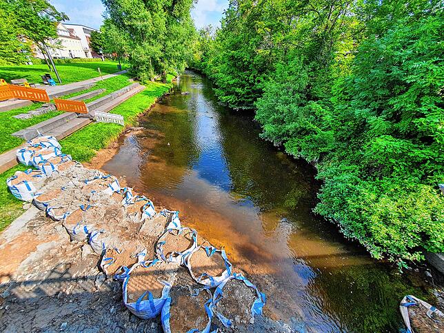 Oberhalb der Paradiesbrücke ist die Brigach noch so, wie sie in Villingen jeder kennt. Links vorne im Bild große Sandsäcke, die das ...