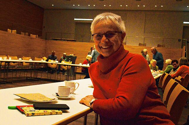 Helga Klaus (78) aus Überlingen ist vor etwa einem Monat auf einen WhatsApp-Betrug hereingefallen. Dank aufmerksamer Mitarbeiter der ...