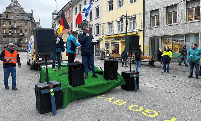 Auf der Demonstration sprachen Veranstalter Gerry Mayr, hier in der blauen Jacke, und AfD-Mann Thorsten Otterbach. Unten links das ...