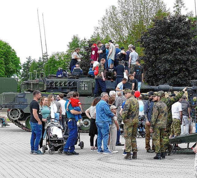 Von Jung und Alt geradezu umlagert waren am Samstag während des „Tages der Bundeswehr“ die vielen Panzer und Einsatzfahrzeuge auf dem ...